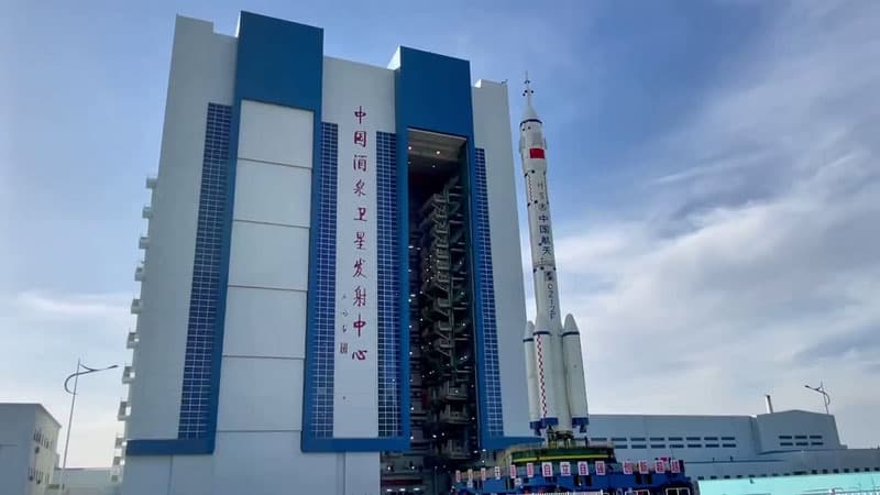 Una torre di lancio della base spaziale di Jiuquan al margine del deserto del Gobi.