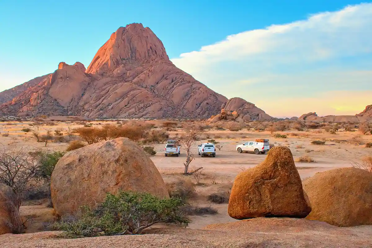 Die Granitkuppel der Spitzkoppe erhebt sich aus der flachen Schotterebene Damaralands.