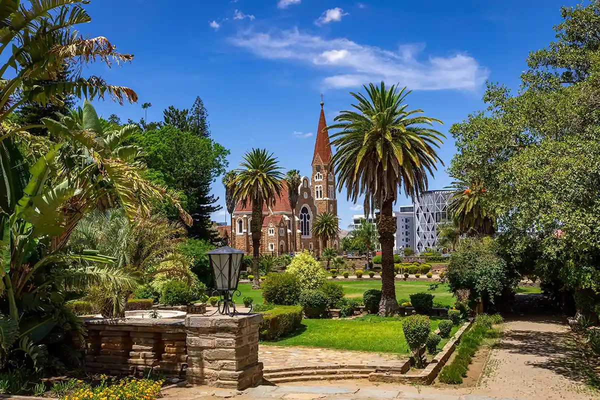 La Christuskirche, simbolo protestante guglielmino di Windhoek, vista dai giardini del Parlamento al Tintenpalast.